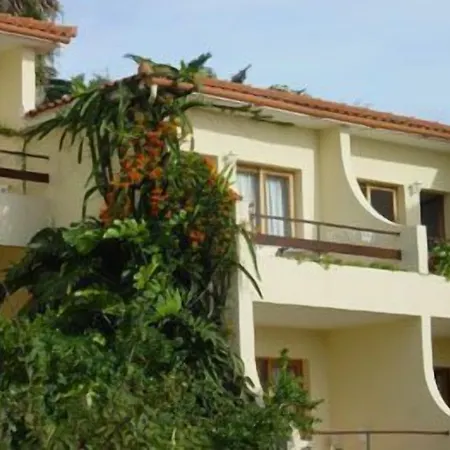 Ventura מלון דירות 3*