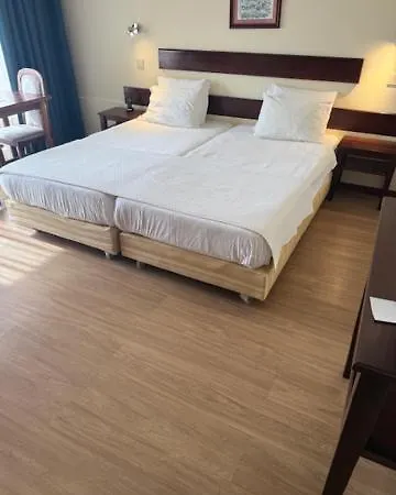 Ventura מלון דירות 3*