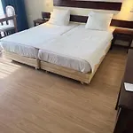 Ventura מלון דירות 3*